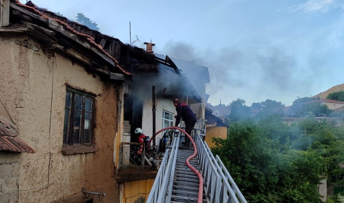 Malatya’da ev yangını, 2 kişi dumandan etkilendi